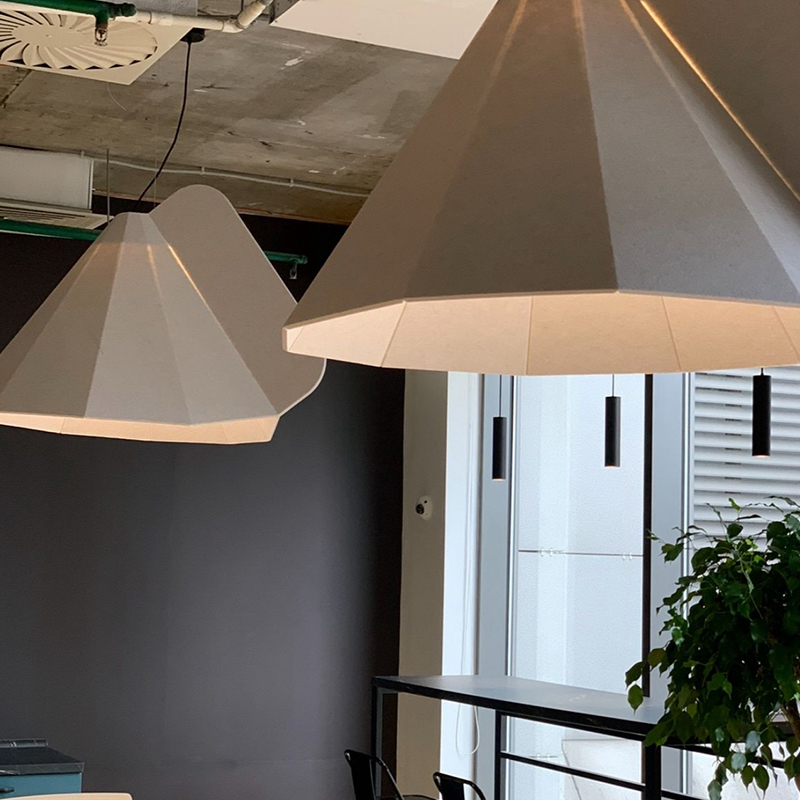 Panneau acoustique de conception moderne, déflecteurs en forme de bande de panneaux de fibres de polyester insonorisants et respectueux de l'environnement pour une utilisation en salle de sport